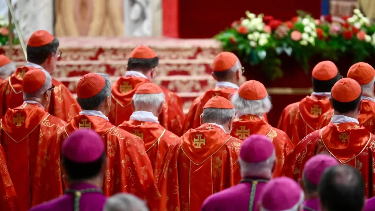 Los cardenales durante la misa celebrada este miércoles, antes del inicio del cónclave.