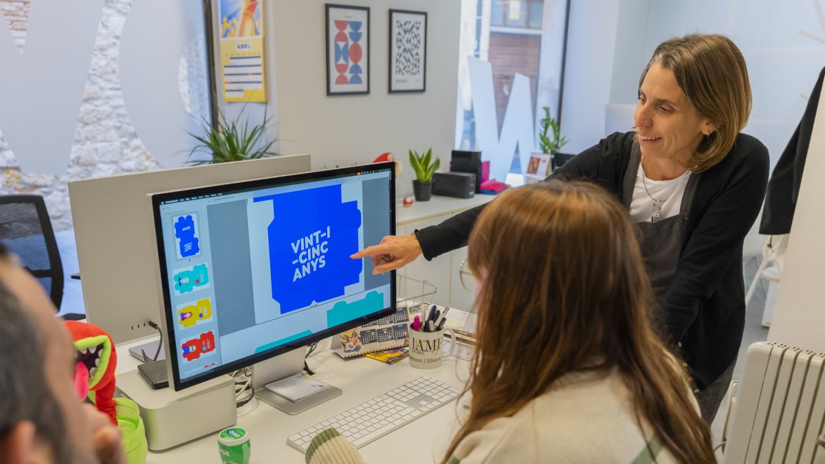 Valeria Russo señalando en la pantalla uno de los materiales que la agencia ha diseñado para el aniversario.