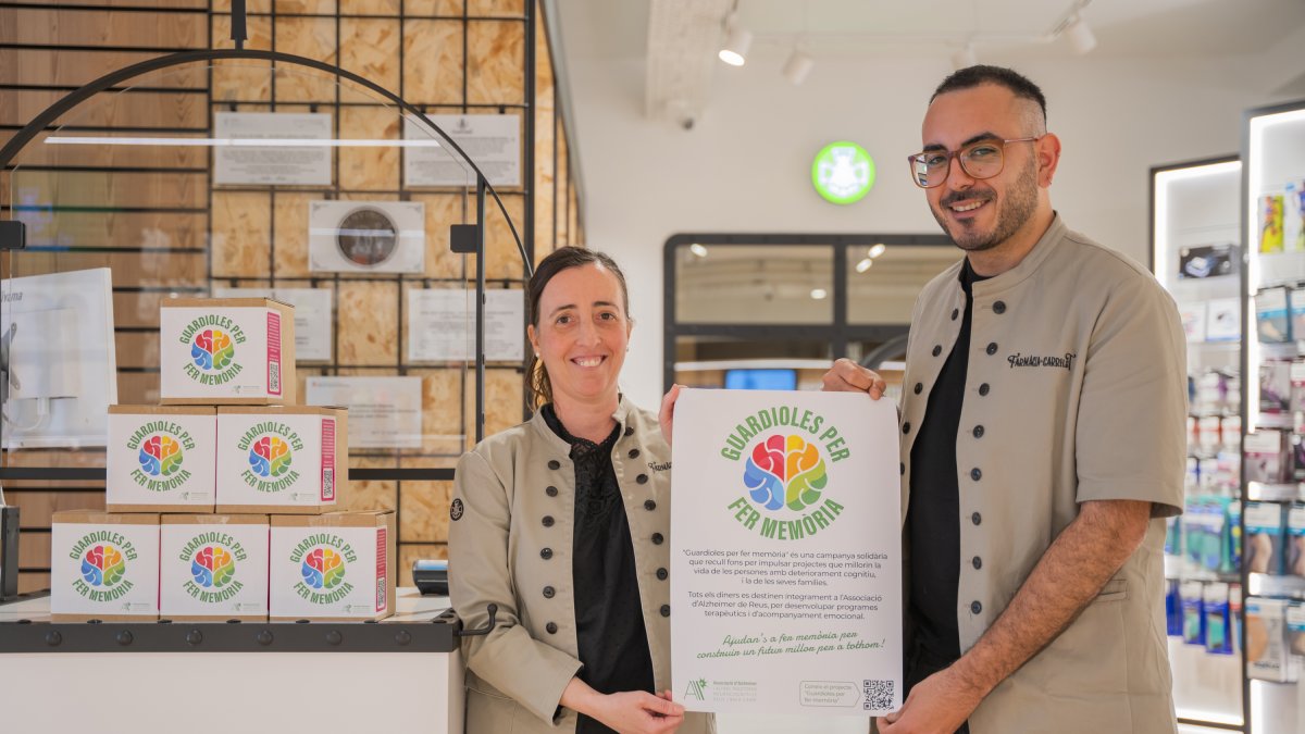 Carme González y Raúl Gómez, técnicos de la Farmacia del Carrilet e impulsores del proyecto ‘Guardioles per fer memòria’.