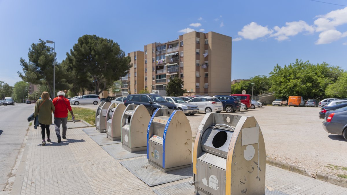 Imagen de una isla de contenedores en el barrio de Sant Salvador.