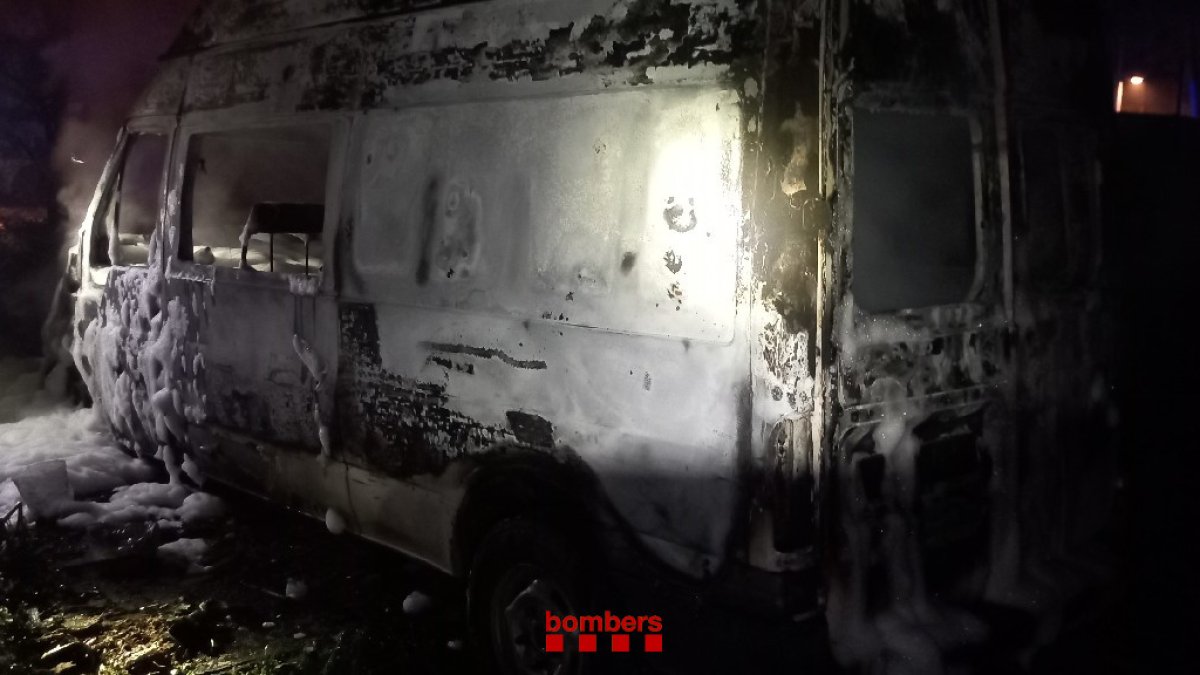 Imagen de la furgoneta calcinada.