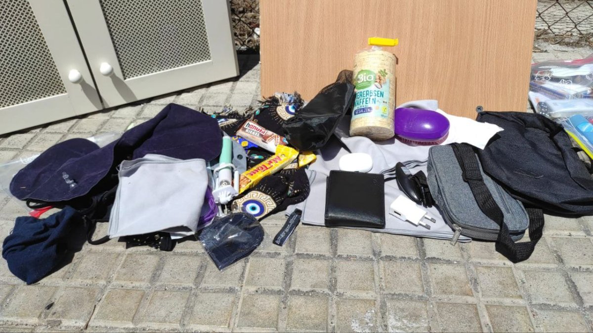 Imatge d'alguns dels objectes sostrets d'un vehicle estacionat al Pont del Diable.