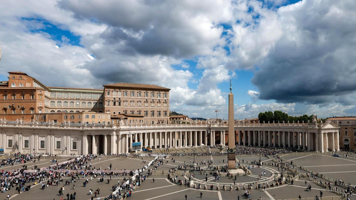 Vista de la plaza de San Pedro el segundo día de Cónclave.