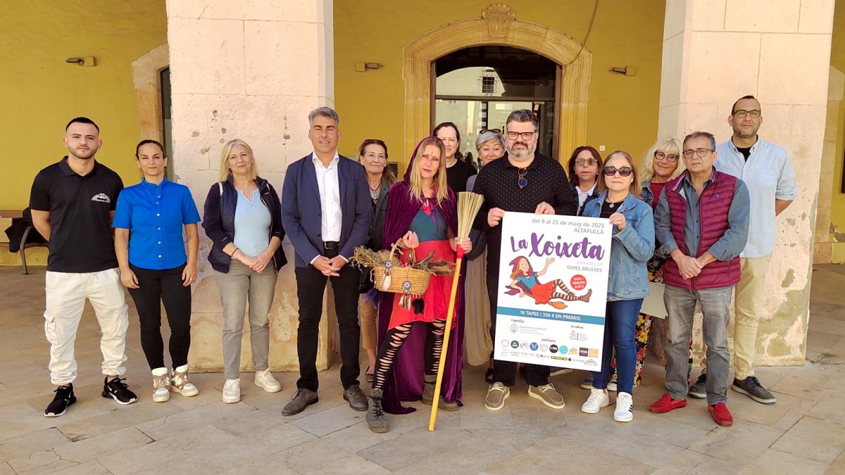 Foto familia con los establecimientos participantes en las Jornadas de Tapas 'La Xoixeta'.