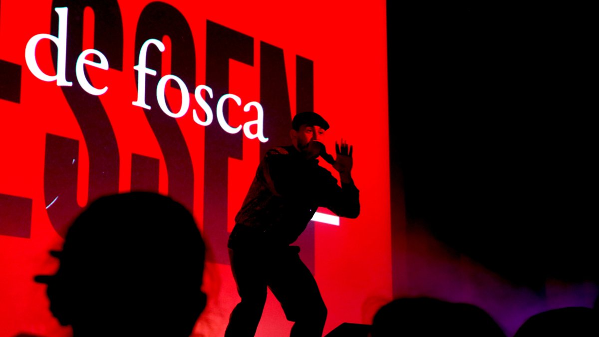 Espectacle 'De la poesia catalana a la música urbana' de Versembrant en una actuació escolar al celler de Vila-seca.