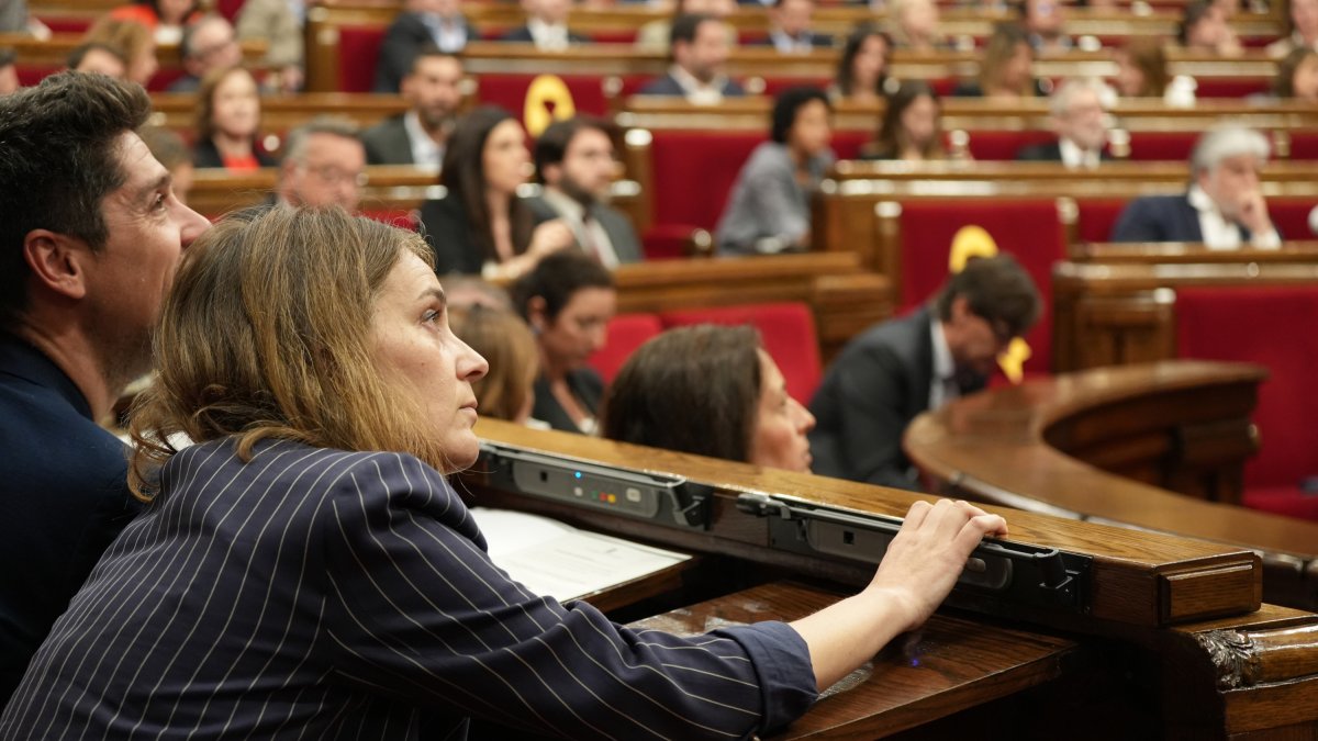 La presidenta de los Comunes en el Parlamento, Jéssica Albiach, votando al pleno este jueves.