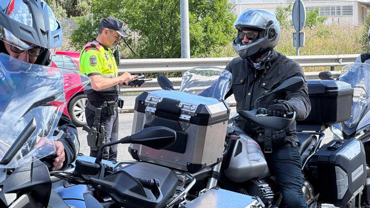 Imagen de un control de Mossos a motoristas en la N-340 en el Vendrell.