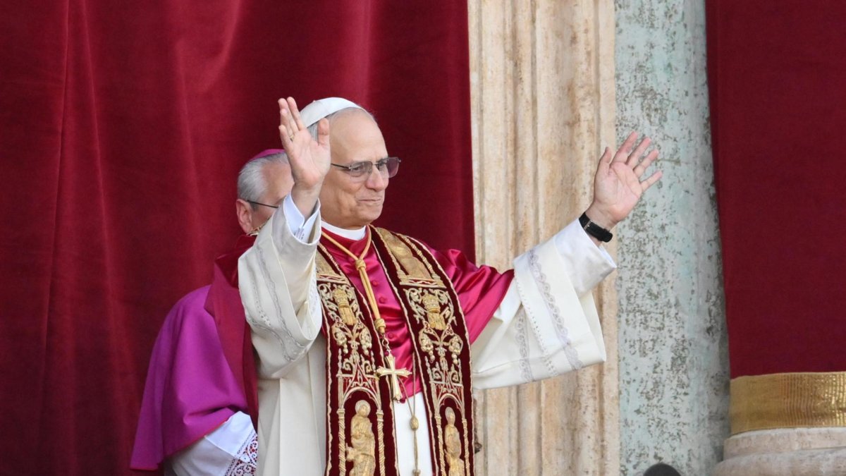 El nuevo papa León XIV, el cardenal Robert Francis Prevost de EEUU, bendice a los fieles desde La Basílica de San Pedro del Vaticano.