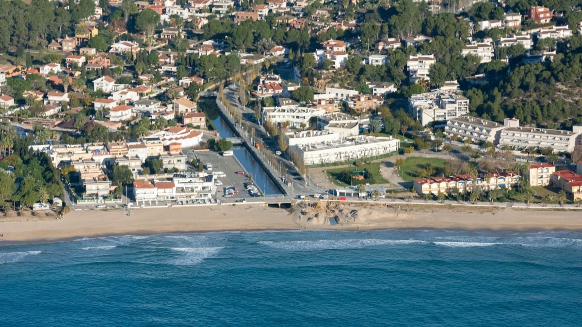 Imagen aérea del canal de la Móra, donde se instalará el nuevo depósito anti-DSU.