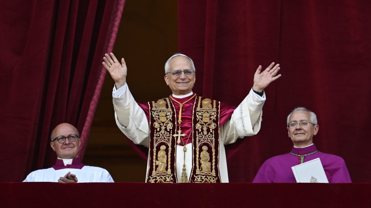 El papa Lleó XIV saluda els fidels congregats a la plaça de Sant Pere del Vaticà en la primera benedicció 'urbi et orbi' com a pontífex