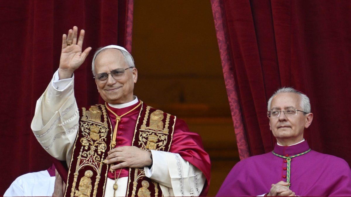 Salutació del papa Lleó XIV des del balcó de Sant Pere del Vaticà en la primera benedicció 'urbi et orbi' després d'haver estat nomenat pontífex.