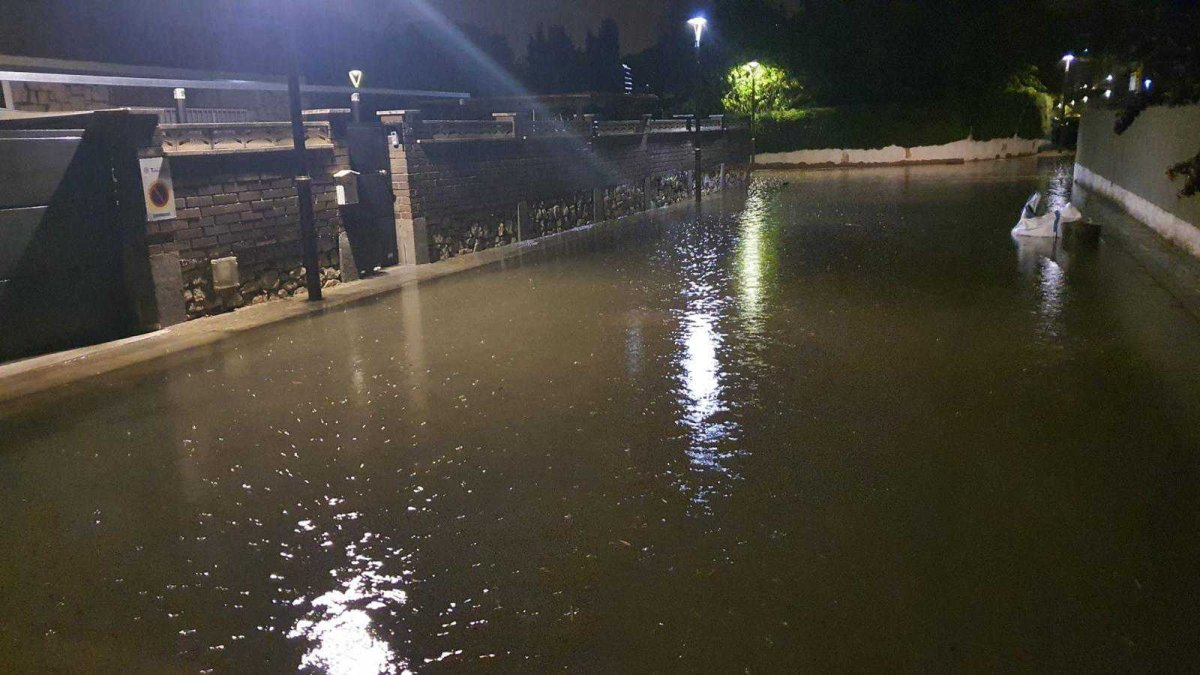 Imagen de la calle Alta Campo de la Mora inundado esta madrugada.