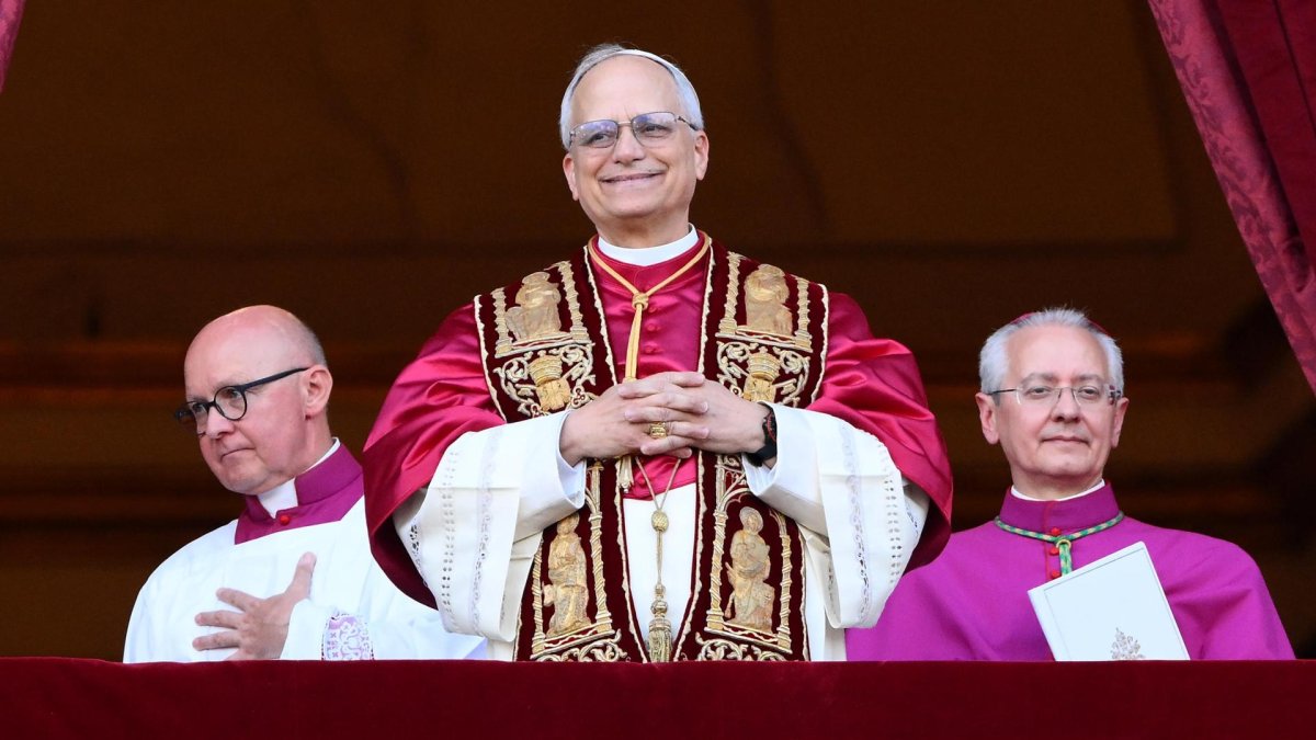 El nuevo papa León XIV, el cardenal Robert Francis Prevost de los EE.UU., sonríe desde la loggia central de la Basílica de Sant Pere del Vaticà.