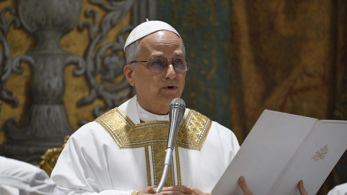 Una imatge proporcionada per Vatican Media mostra el papa Lleó XIV celebrant la missa amb els cardenals electors a la Capella Sixtina de la Ciutat del Vaticà.