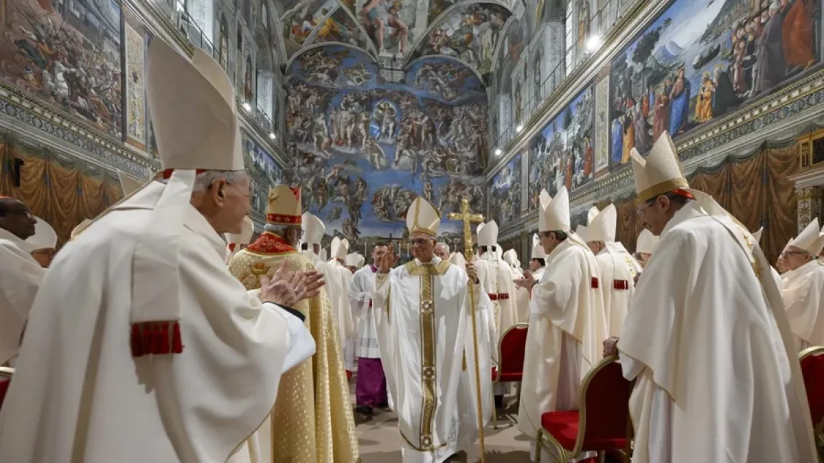 El nuevo papa León XIV durante la misa de hoy en la Capilla Sixtina.