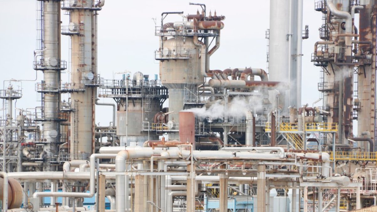 Imatge de les instal·lacions d'una empresa química al polígon sud de Tarragona.