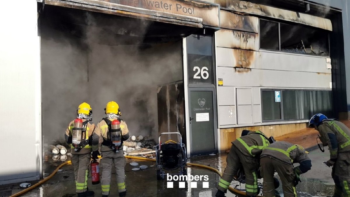 Los Bomberos trabajando en las tareas de extinción del incendio en la empresa Cleanwater Pool de Vilanova i la Geltrú