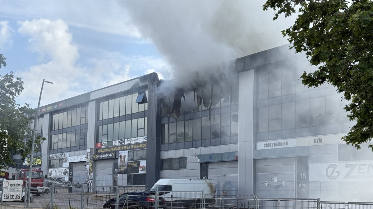 Imagen del incendio de industria en Vilanova i la Geltrú