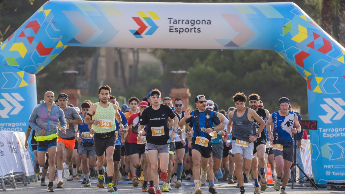 Moment de la sortida de la 4a Trail Tarragona a la platja de l’Arrabassada.