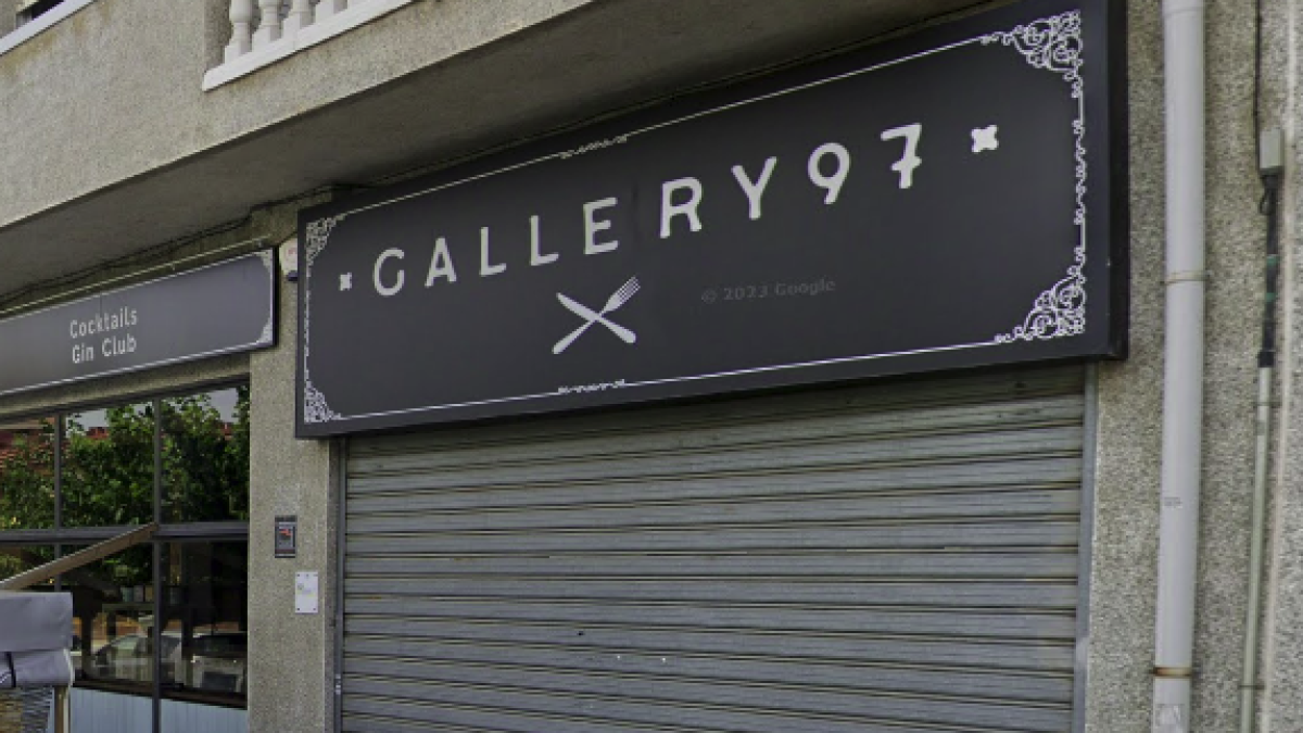 Imagen de la entrada del Restaurante Gallery 97 de Amposta a la avenida Josep Tarradellas.