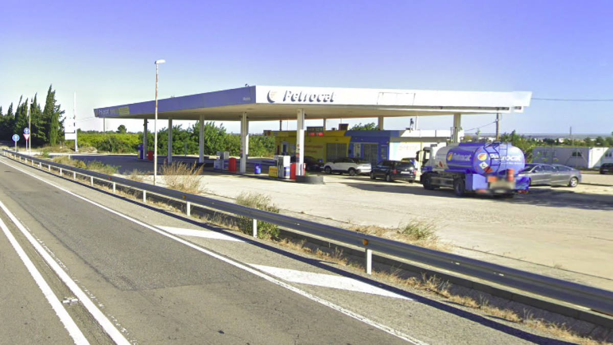 Imatge d'una gasolinera a la N-340 a l'Ampolla.