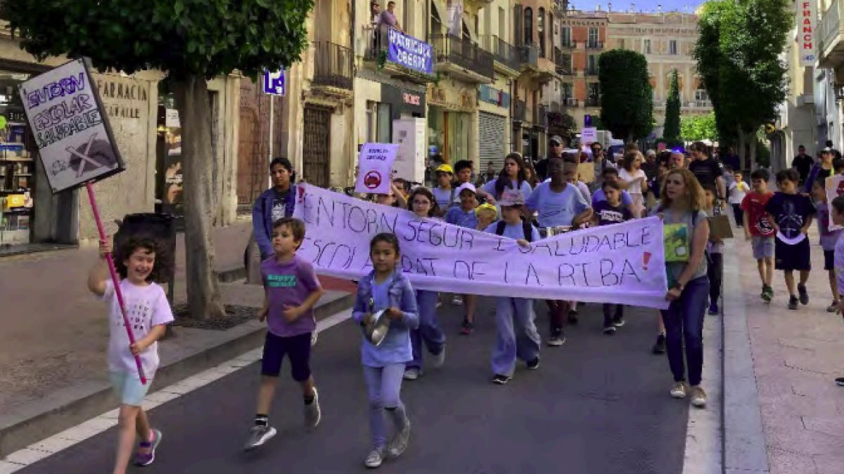 Fotografia d’arxiu d’una manifestació de la comunitat educativa de Prat de la Riba.