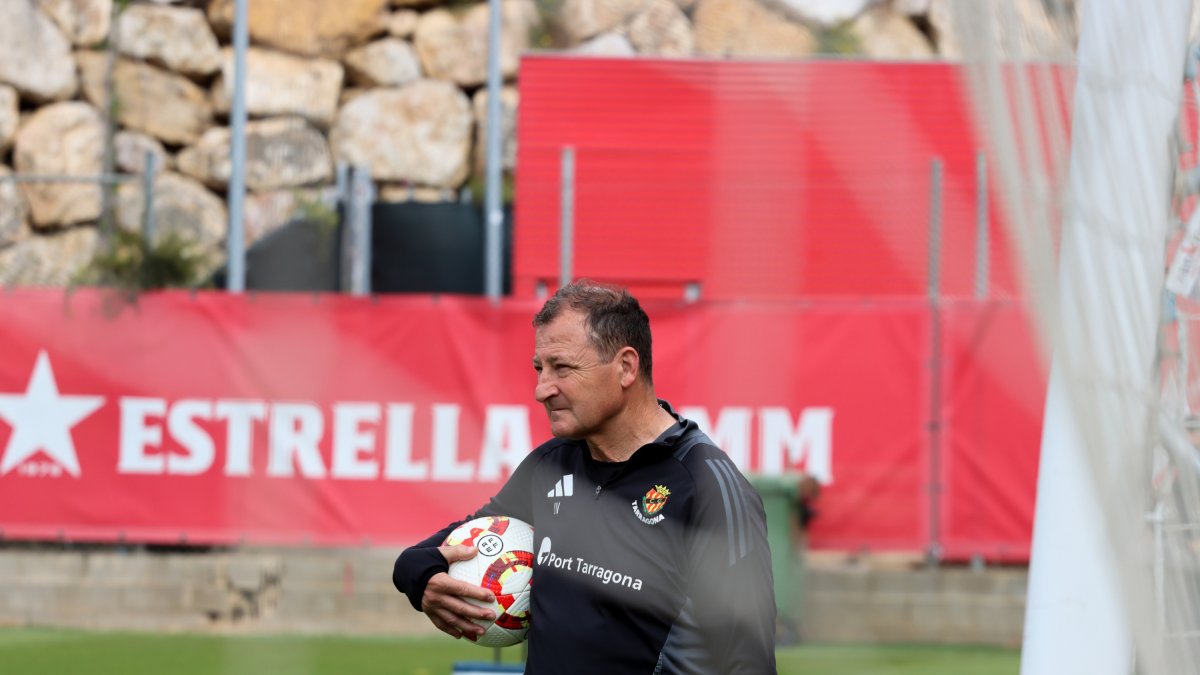 El membre del cos tècnic del Nàstic, Juan Vizcaíno, durant un entrenament d’aquesta temporada.