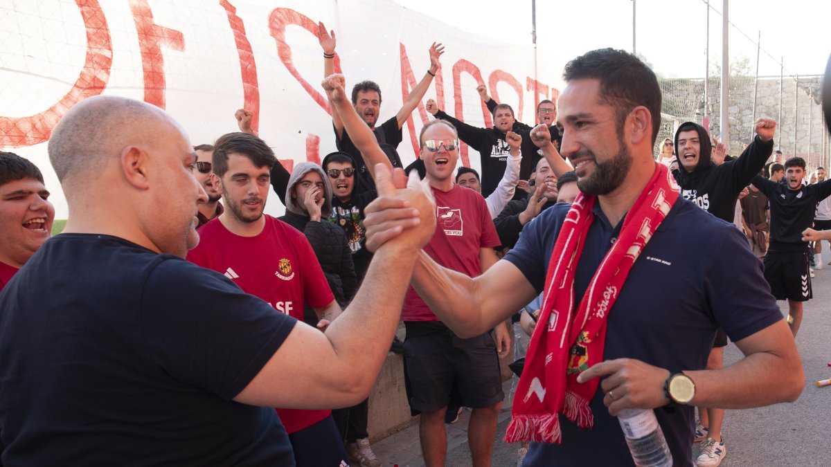 Dani Vidal saludant a un aficionat després de ser rebut amb càntics de suport en la seva sortida de la roda de premsa.