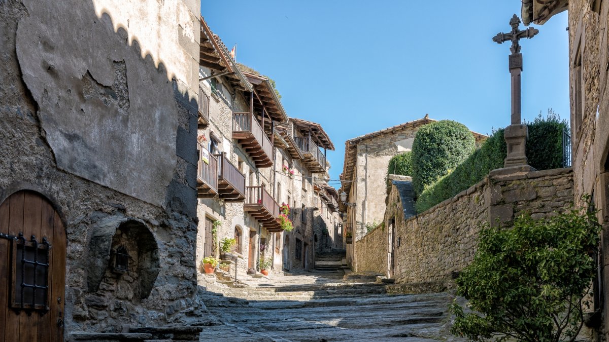 Imagen de la calle del Fossar de Rupit.