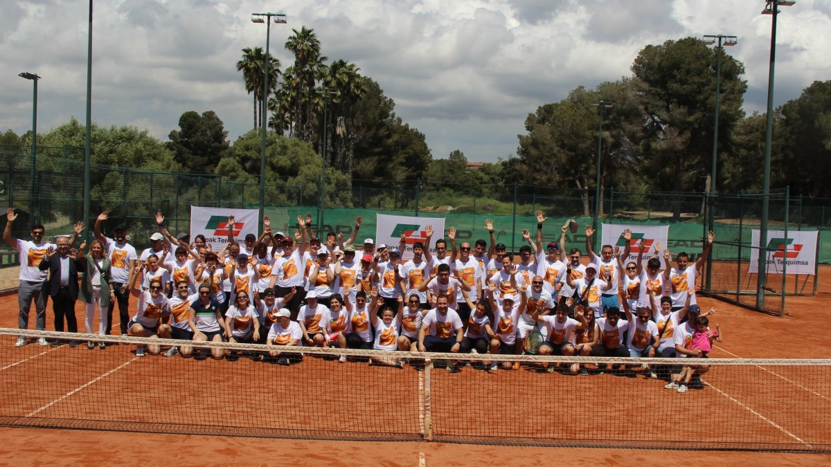 Foto de grupo de los participantes del Torneo de Tenis Adaptado Vopak Terquimsa Memorial Gerard Gibert.