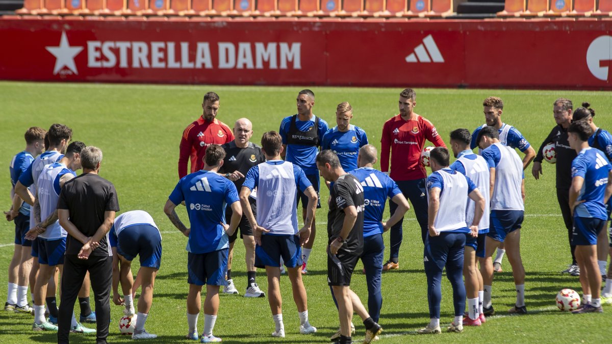 El técnico Luis César reunido con sus jugadores, ayer, en su primer entrenamiento de grana.