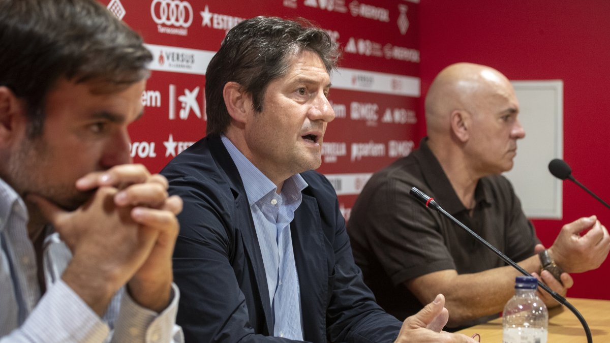 El president executiu del Nàstic, Lluís Fàbregas, durant la presentació de Luis César.