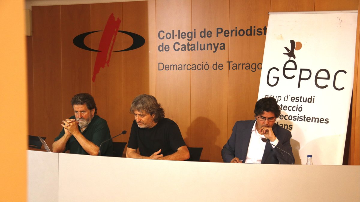 Joan Vázquez, presidente de IPCENA; Xavier Jiménez, presidente del GEPEC, y Carles Perdiguero, abogado, para hablar de la causa abierta contra Griñó.