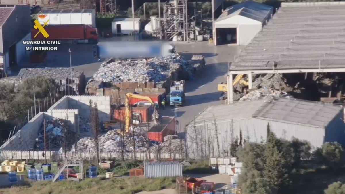 Captura d'imatge del vídeo enregistrat per la Guàrdia Civil arran de l'operació per desarticular un grup criminal que feina contraban d'escombraries d'Itàlia.