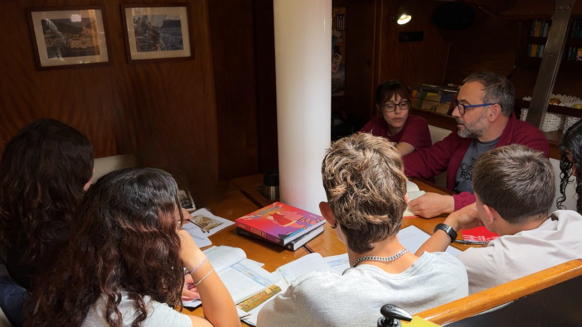 Un grupo de adolescentes en el viaje a bordo del velero Onas por la Costa Brava.