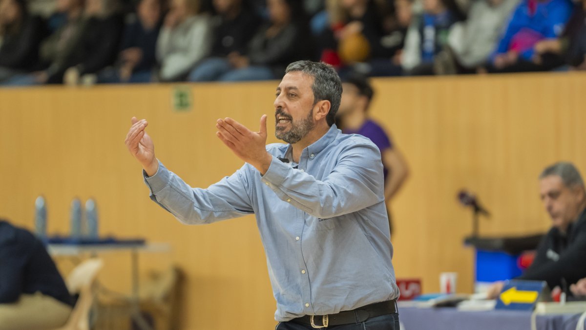 El tècnic de l’OCA Global CB Salou donant indicacions durant un partit d’aquesta temporada.
