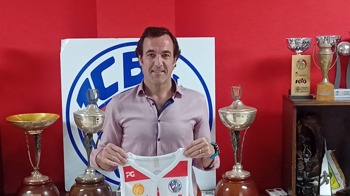 L'entrenador del CB Valls, Miki Larraz, durant la seva presentació.