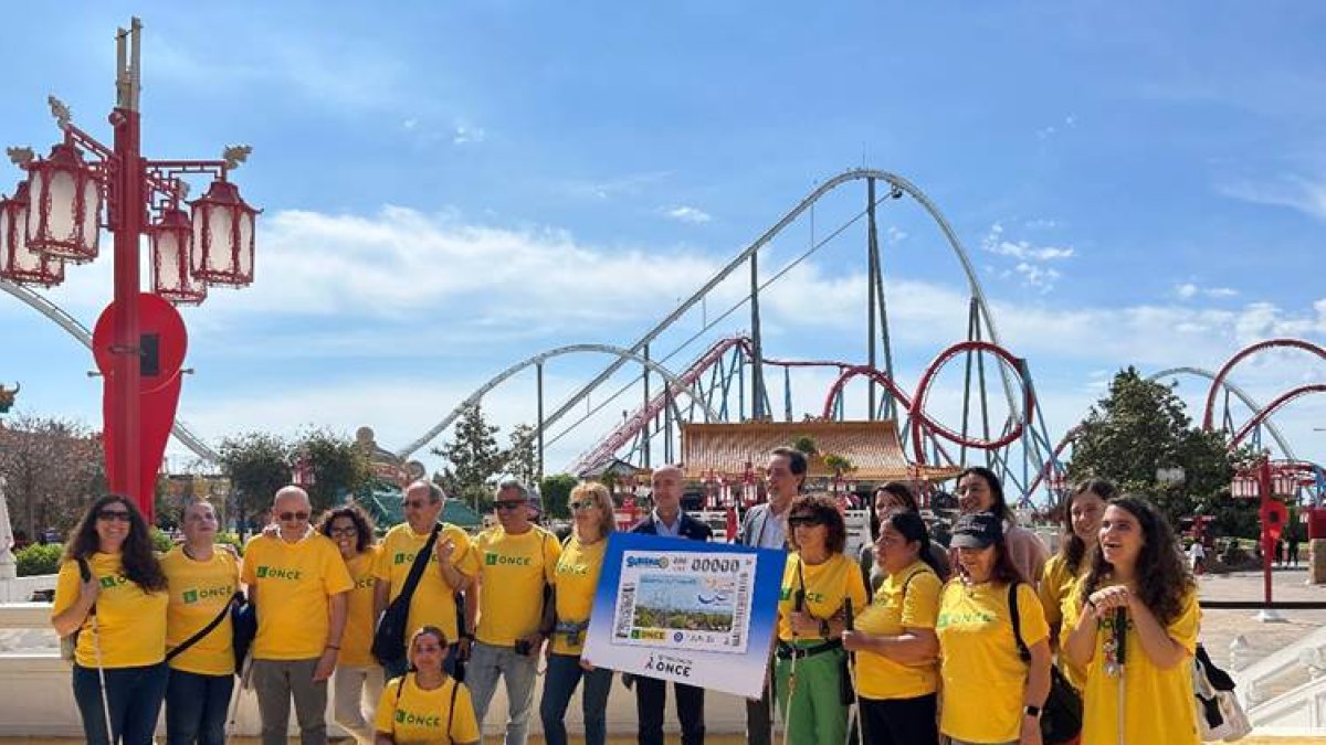 Una quinzena de persones cegues han gaudit del Dragon Khan durant la presentació del cupó de l'ONCE, dedicat al 30 aniversari del parc.
