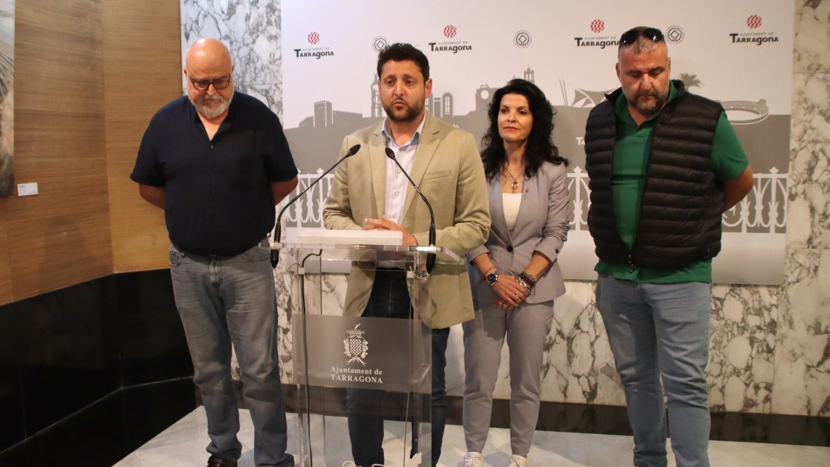 Imatge de la compareixença d'aquest dijous amb l'alcalde de Tarragona, Rubén Viñuales, la consellera de Neteja, Sonia Orts, i els representants del comitè d'empresa d'UGT i USOC.