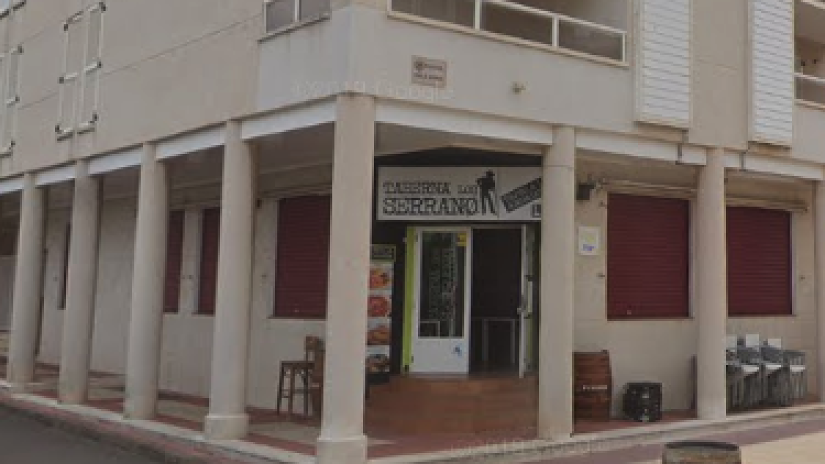 Imatge de l'entrada del Bar Los Serrano de Sant Salvador, al Vendrell.