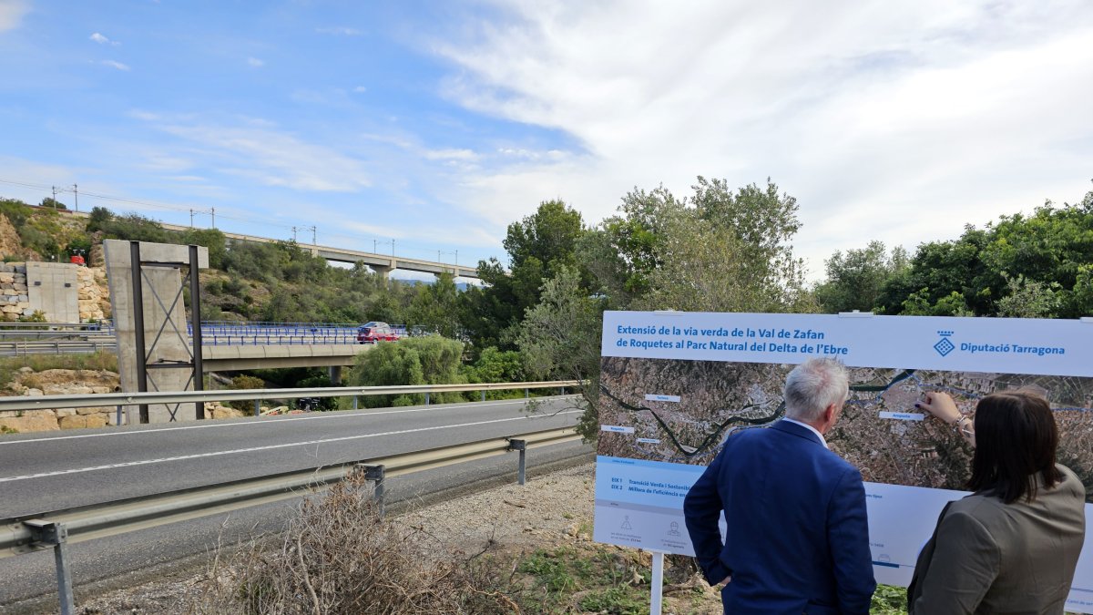 Pilastra que sostindrà els dos trams de pont de la via verda de la Val de Zafan que creuaran la C-12 i l'AP-7 a l'altura d'Amposta.