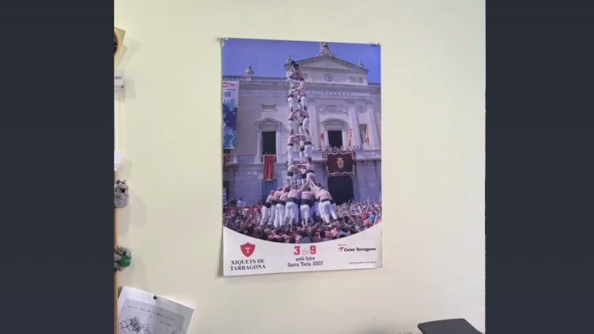Imagen de un póster de los Xiquets de Tarragona en una oficina rusa en Vladivostok.