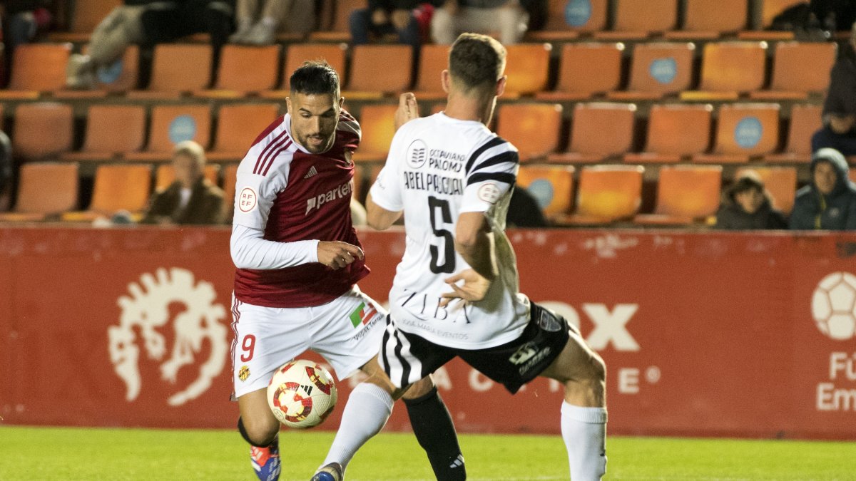 Antoñín Cortés driblando un defensor de la Gimnástica Segoviana en el partido en el Nou Estadi.