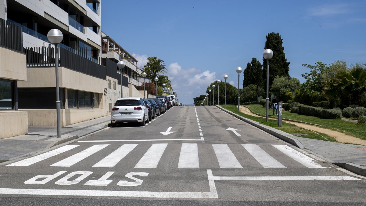 El carrer Ernest Lluch ara té dos sentits de circulació i la filera d’aparcament s’ha mogut a la banda dels edificis.