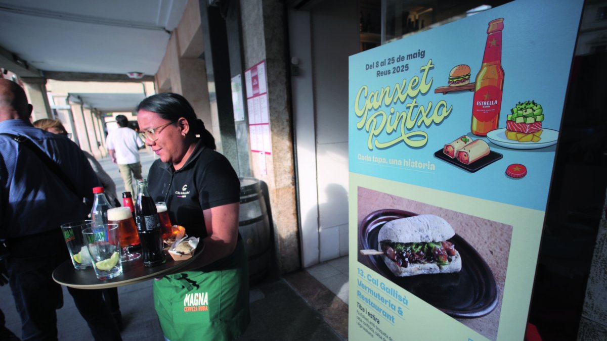 Una camarera sirviendo unas tapas y pintxos de la Ganxet Pintxo 2025 en Reus.