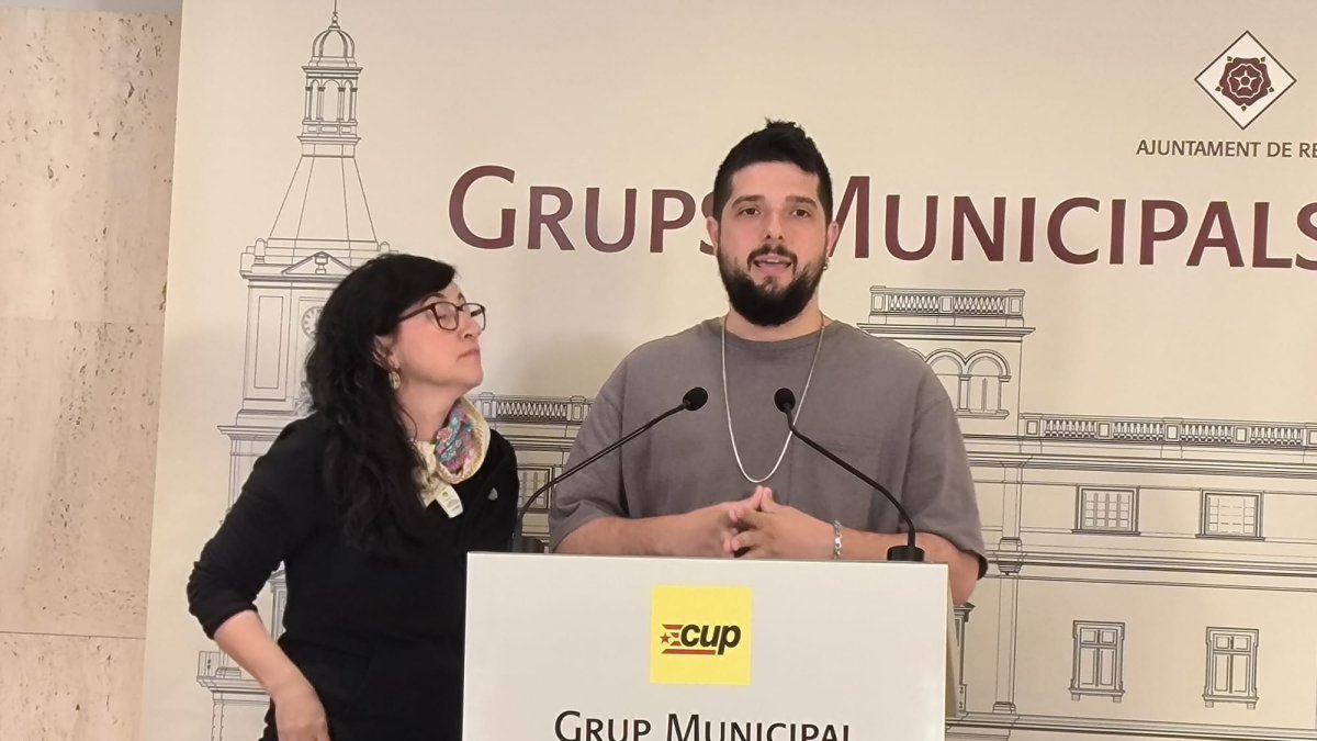 La portavoz de la CUP, Mònica Pàmies, y el concejal Arnau Martí.