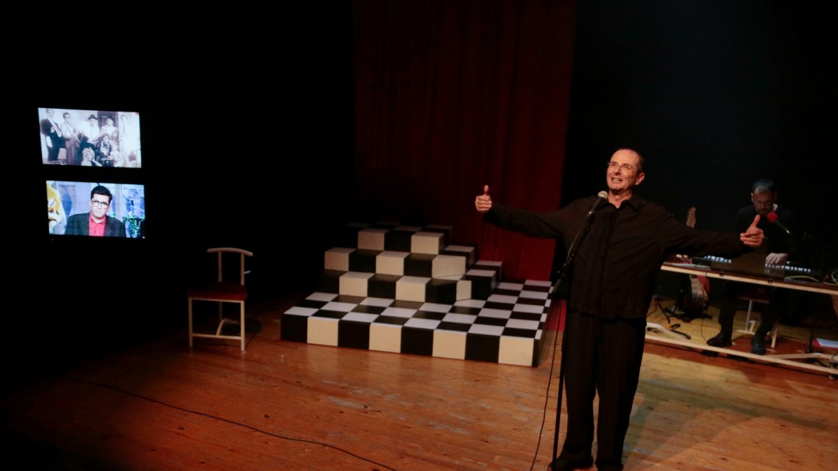 L'actor Oriol Grau, en primer pla, i Roger Conesa, en segon pla, en un moment d'un passi de l'obra 'La mare, el dimoni i jo' a la Sala Trono de Tarragona.