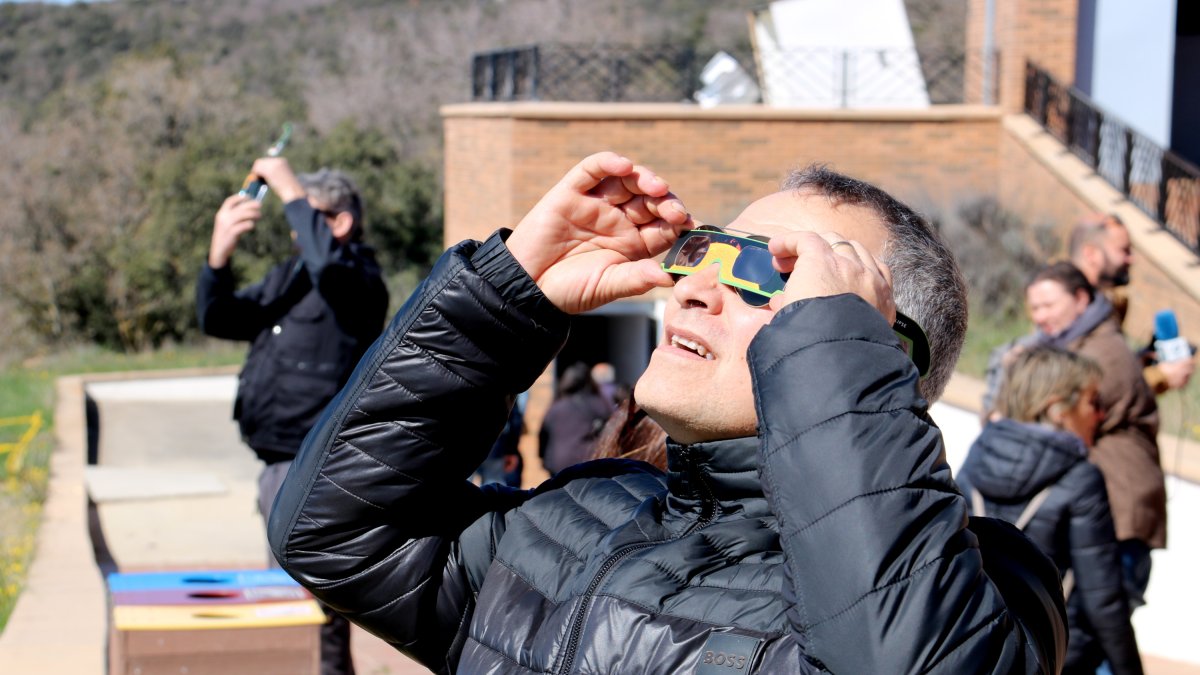 Imagen de archivo de un hombre observante un eclipse solar con gafas homologadas desde el Parque Astronómico del Montsec
