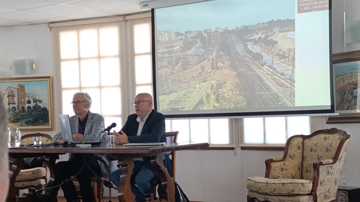 Imagen de la charla en Roda de Berà