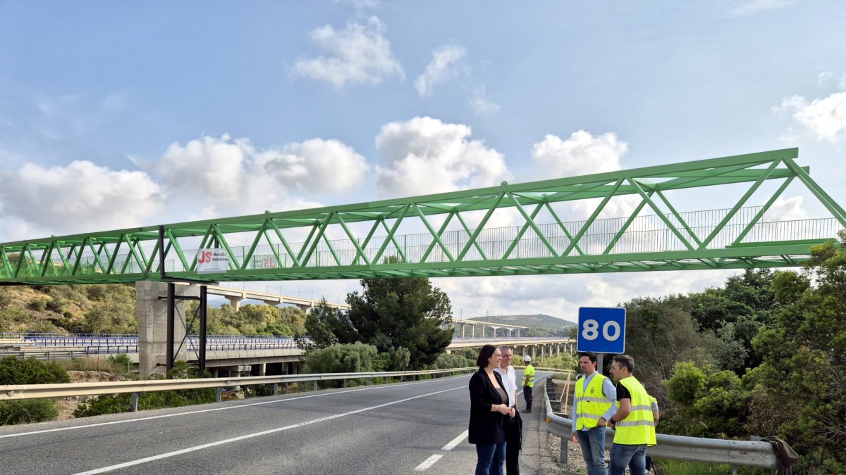 El nuevo puente metálico de la vía verde de la Vale de Zafan en Amposta, que cruza el AP-7 y la C-12